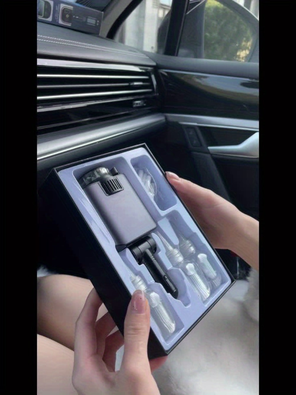 Car Charger with 80 cm Retractable Cable, Aroma Diffuser and Red Star Projector in a Black Plug-In Design